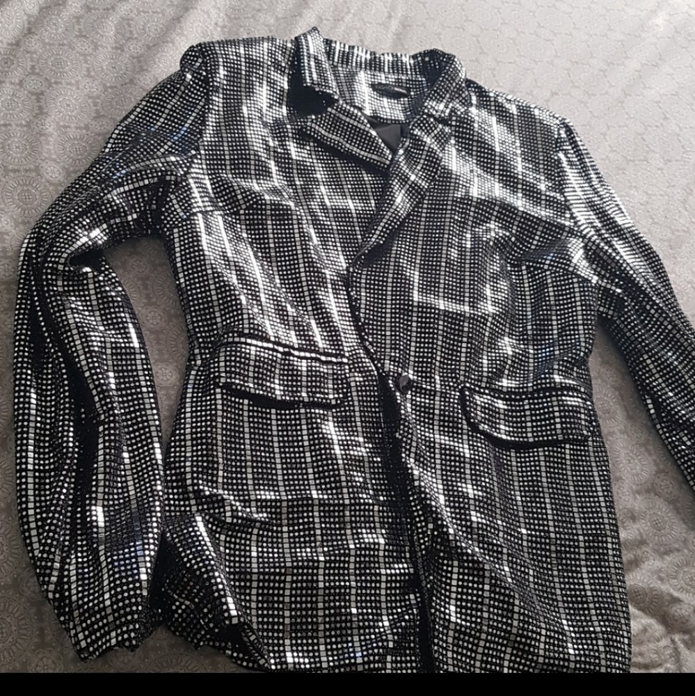 Fashion Nova, size medium, short pants (knee length) with matching jacket.